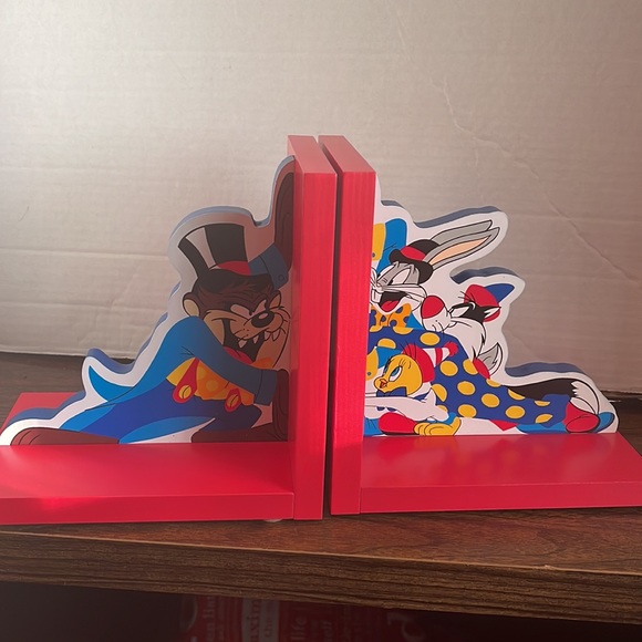NWOT Warner Brothers Looney Tunes bookends. Bugs, Taz, Tweety & Sylvester. NW… - Picture 8 of 11